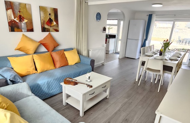 6 Minutes Walk To The Beach /Easy Access Downstairs Bedroom/Wet Room.