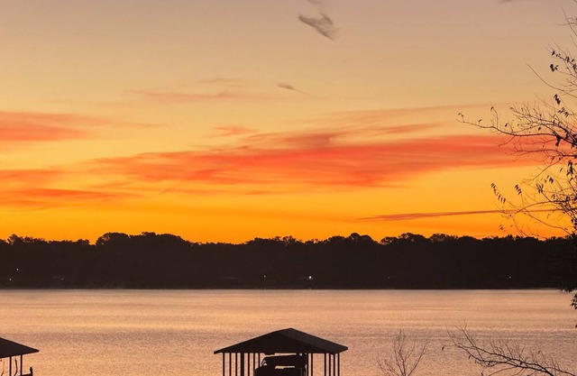 Cozy lakefront 3-bedroom house with WiFi, AC, fireplace, huge backyard