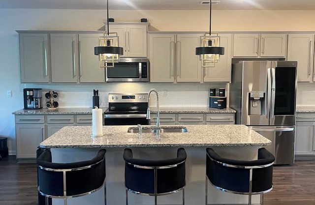 Spacious 5-bedroom house with WiFi, AC in charming Grovetown