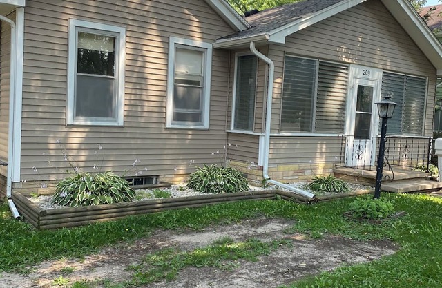Charming 2-bedroom house in Berlin. 20 min EAA and 1 hr to Lambeau Field. WiFi