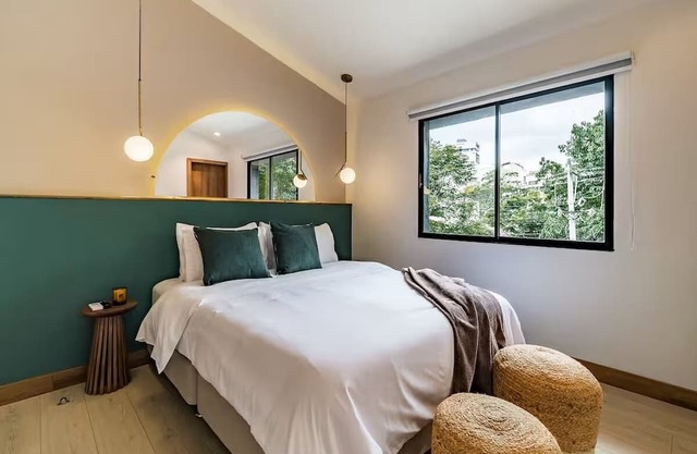 R2: modern room near Provenza/AC/wash&dry/patio