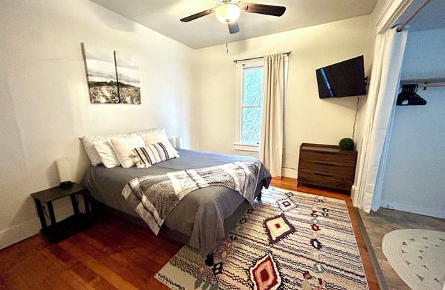 Charming Getaway - Cozy 2 Bed 1 Bath Near It All