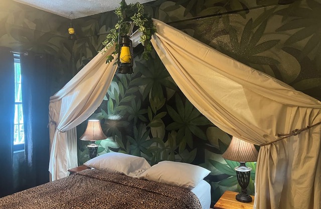 JUNGLE CAMP ROOM - Close to Beach - One Bedroom Suite