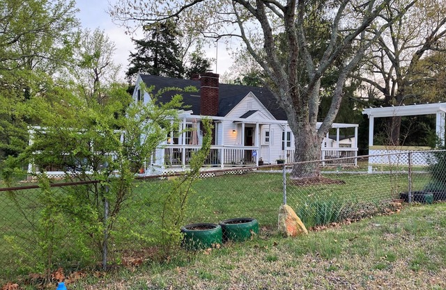 Charming 2-bedroom condo with AC, WiFi in lovely Greenville