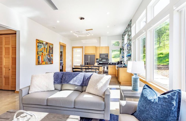 Happy Heart House: Elegant 2-bedroom house with stunning views close to the park