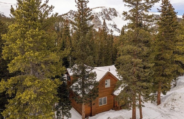 Jake's Cabin · Classic Mountain Retreat with Stunning Views