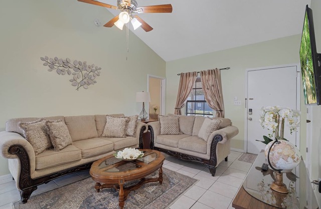 Pure Vida - Your home away from home!