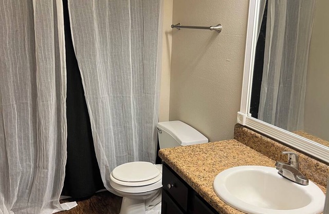 Charming 2-bedroom apartment with WiFi, AC in terrific Little Rock