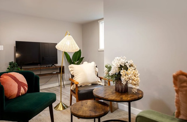 Cozy and Bright Renovated 2B Lower (private entry)
