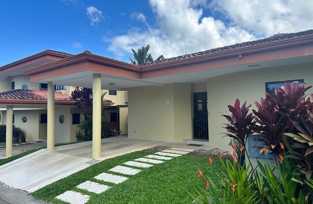 Cozy updated 2-bedroom house in a quiet neighborhood 10 mins from the beach!