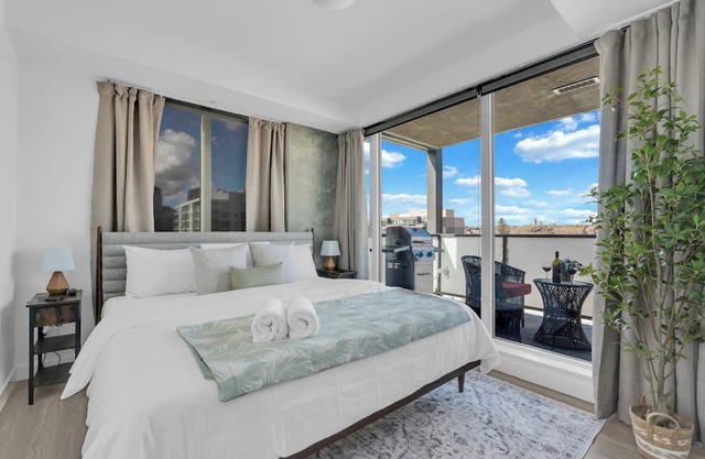 Kensington Condo | King Bed + Banff Pass + Parking + WIFI