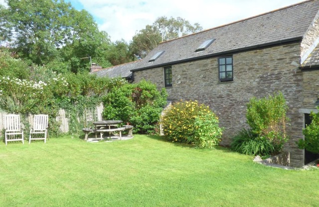Character cottage with private + peaceful garden - 5 acre meadow - dog friendly