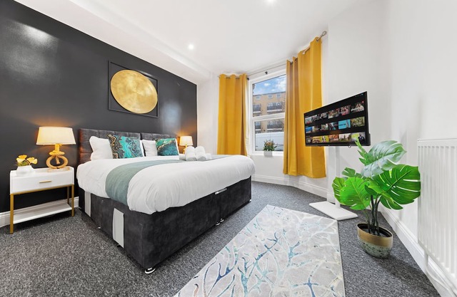 Modern 2-Bed Flat in London, Zone 2, with Parking