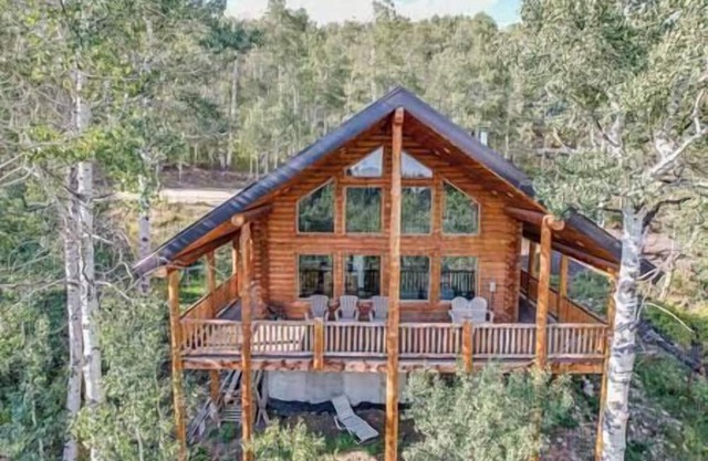 Aspen Grove Cabin Above Park City with Hot Tub