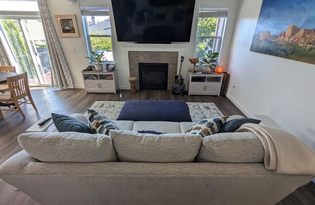 Cozy 3BR/2.5BA Medford Home w/Fireplace & Fast WIFI