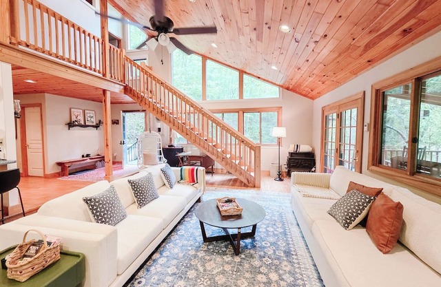 Native Gem Mountain Chalet with Views Near Smoky Mountains, Trails & Waterfalls