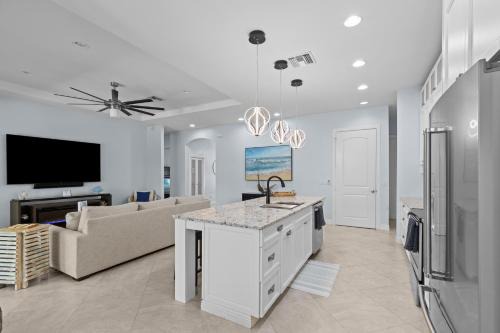 Luxurious 4-Bedroom Pool Home -Walk to Beach & Restaurants