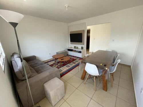 Casa espaçosa com duas garagens e quintal