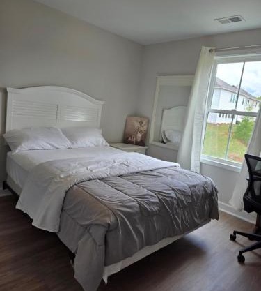 Queen room with private bath and wifi Room One
