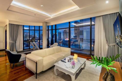 Private Penthouse Suite City View in Silom