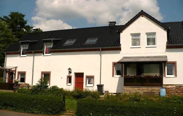 Meisburg Bed & Breakfast | B&B Den lange Heiman, Eifel