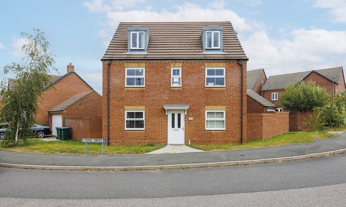 Acresford Haus | Stunning Coventry House for the Larger Group with Parking and Hot Tub