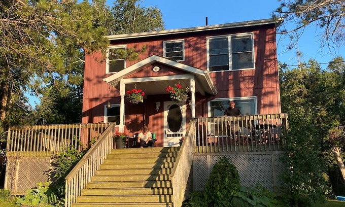 Scugog Hütte | Big Red Cottage with amazing lakeviews!