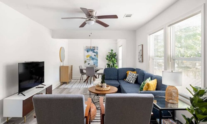 Lakewood Haus | Newly Renovated Modern Bungalow Minutes from DT