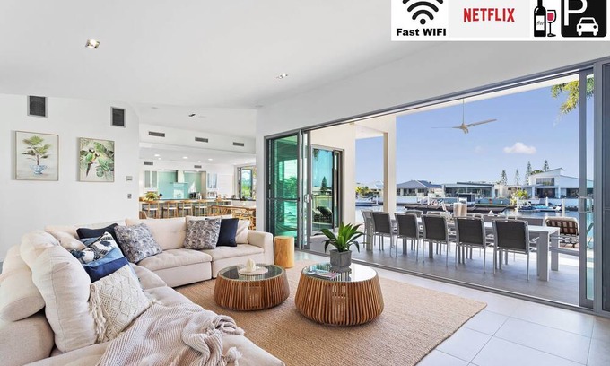 Pelican Waters Villa | 🌴Sublime Luxury on The Waterfront🌴Pelican Waters