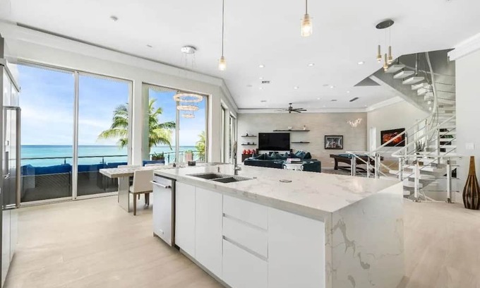 Nassau Haus | Perfect Getaway! Luxurious Modern Oceanfront Villa w/Pool + More @ Nassau