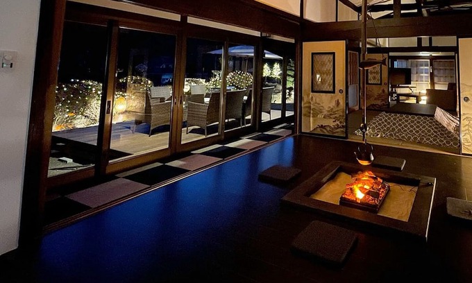 Wakamiko Haus | A house with a hearth surrounded by Mt Fuji and Y / Hokuto Yamanashi