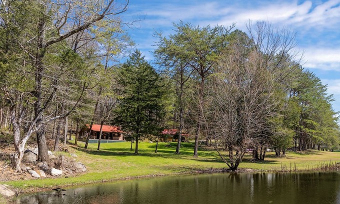 Cosby Kabine | Secluded Lake Front Lodge In Cosby - Your Ultimate Hideaway