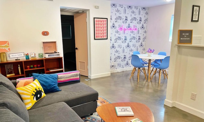 Clarksville Eigentumswohnung | Instagrammable Condo Walkable to All in Austin!