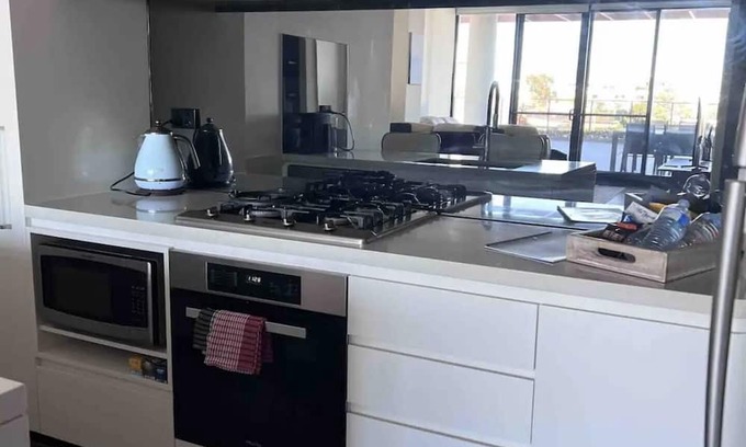 Kogarah Wohnung | Modern & Bright~ Walk to Beach ~ Balcony ~ Parking
