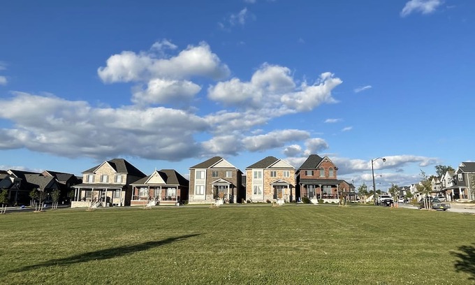 Peterborough Haus | Stylish house with dedicated office in beautiful neighborhood