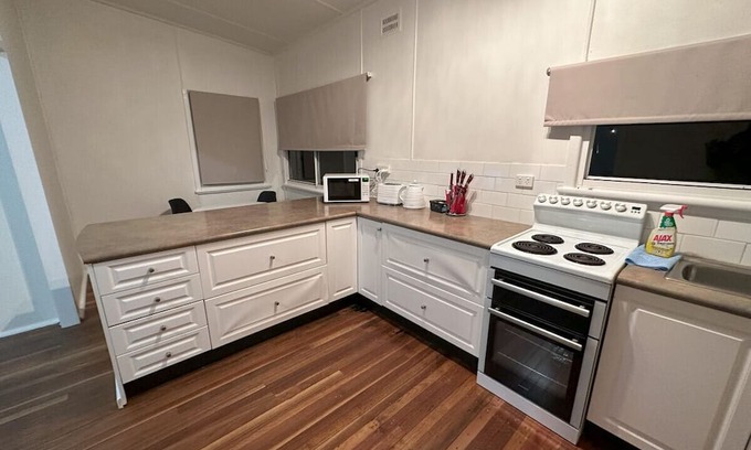 Grafton Wohnung | Private 1 Bedroom Apartment with Fenced Yard