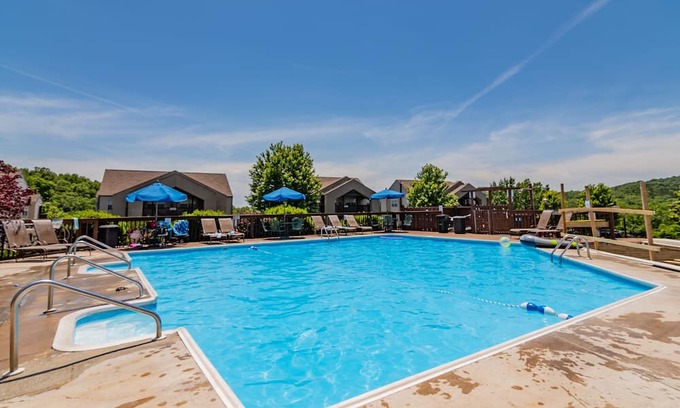 Indian Point Eigentumswohnung | Next to Silver Dollar City - Lakeside Condo