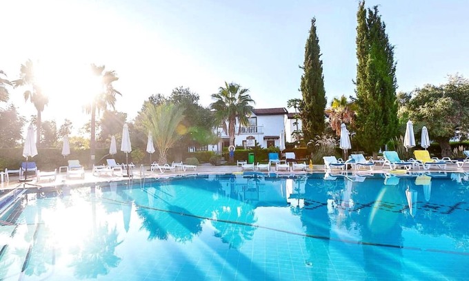 Zeytinlik Wohnung | Flat w Pool and Balcony 4 min to Beach in Kyrenia