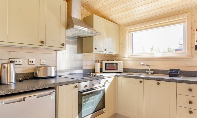 Scunthorpe Kabine | A cosy one bedroom lodge with a master bedroom served by a bathroom with a separate shower open plan