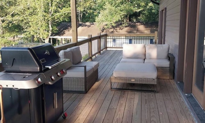 Jasper Haus | Spacious lake estate 7BR 5-1/2 baths, rec room , jacuzzi IMAX theater and Dolby