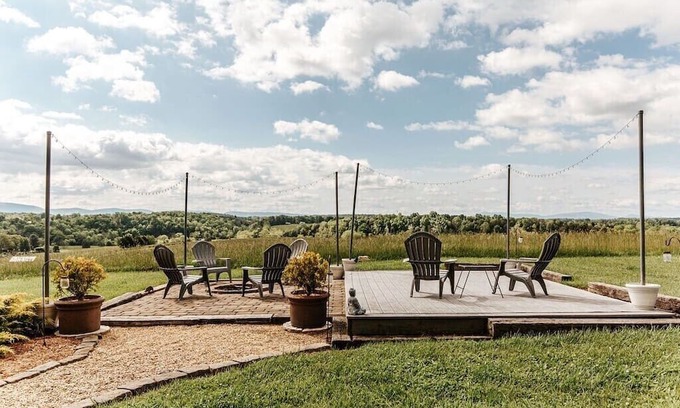 Staunton Haus | Ridgeview Retreat: Mountain Views and Pet Friendly
