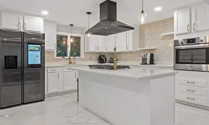 Coventry Haus | stay in Lux & sleep in Style (15mins from TF green Airport)