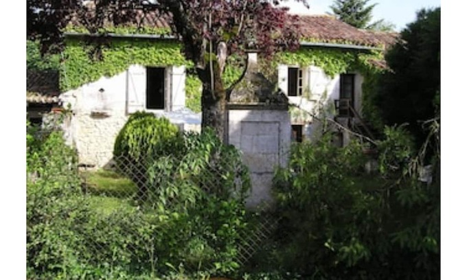 Champagne-et-Fontaine Haus | Rejuvenating stay, quiet, in a cottage with rustic charm