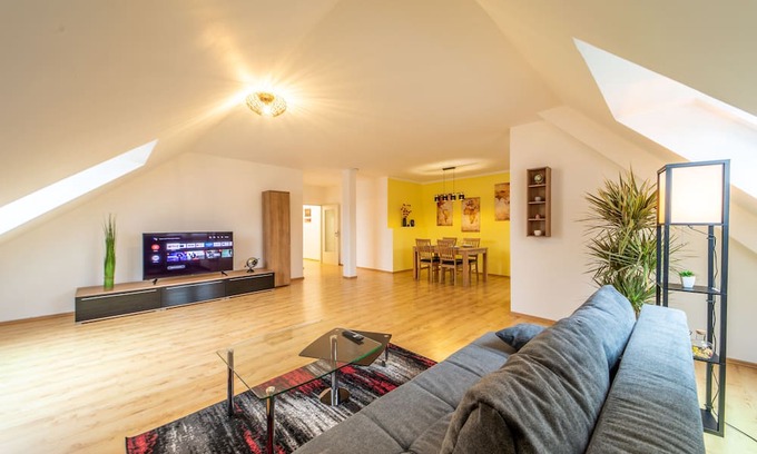 Coburg Wohnung | Modern top floor apartment with parking - Netflix