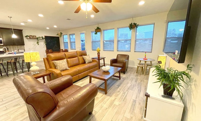 Wells Branch Haus | Spacious 4B3B Home with 6 Queen Beds, 10-15 mins to Domain or Downtown Austin.