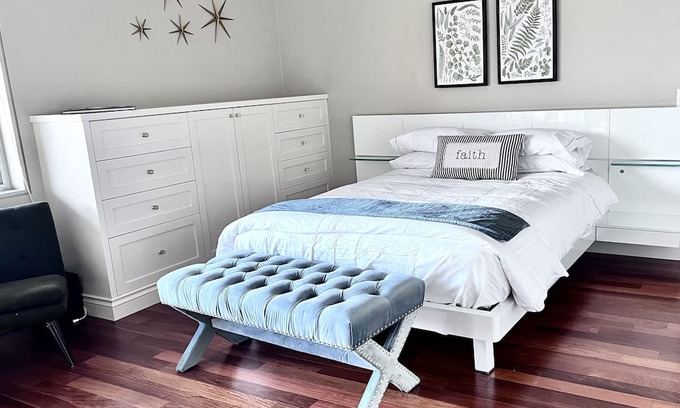 West Vancouver Wohnung | Ocean View Luxury Suit Room With Patio