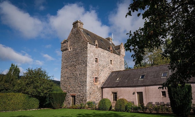 Selkirk Sonstige | Cosy castle in the Ettrick Forest. Luxury self-catering accommodation for ten.