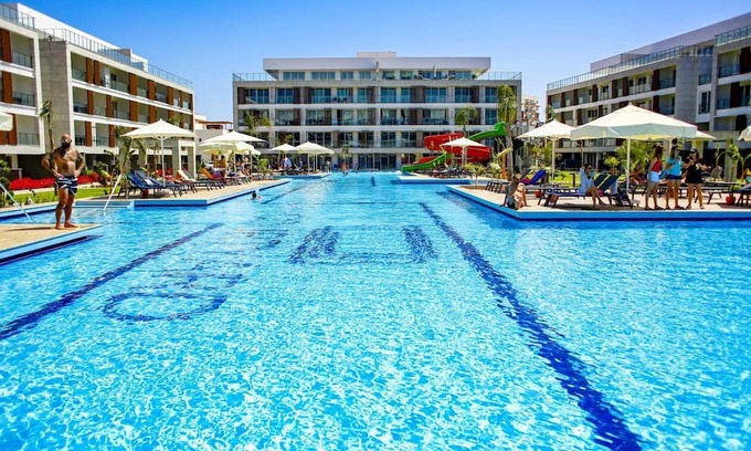 Trikomo Wohnung | Charming Flat with Shared Pool Near Beach