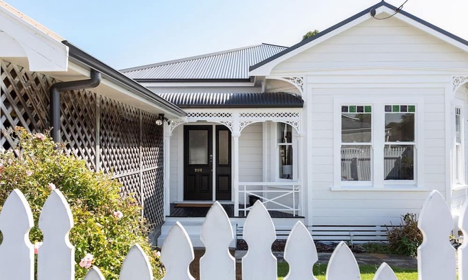 New Plymouth Villa | Villa on Courtenay - A short stroll to The CBD