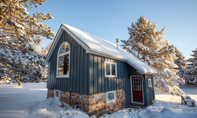 Adjala-Tosorontio Sonstige | The MEADOWLARK Guest house | Character-filled farm guest house on 8 acre